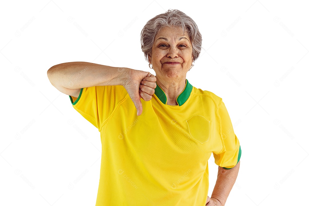 Mulher madura com a camisa amarela do time de futebol isolada no branco