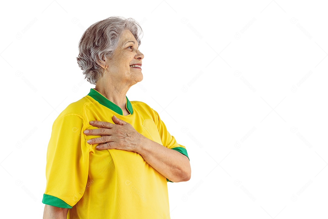 Mulher madura com a camisa amarela do time de futebol isolada no branco
