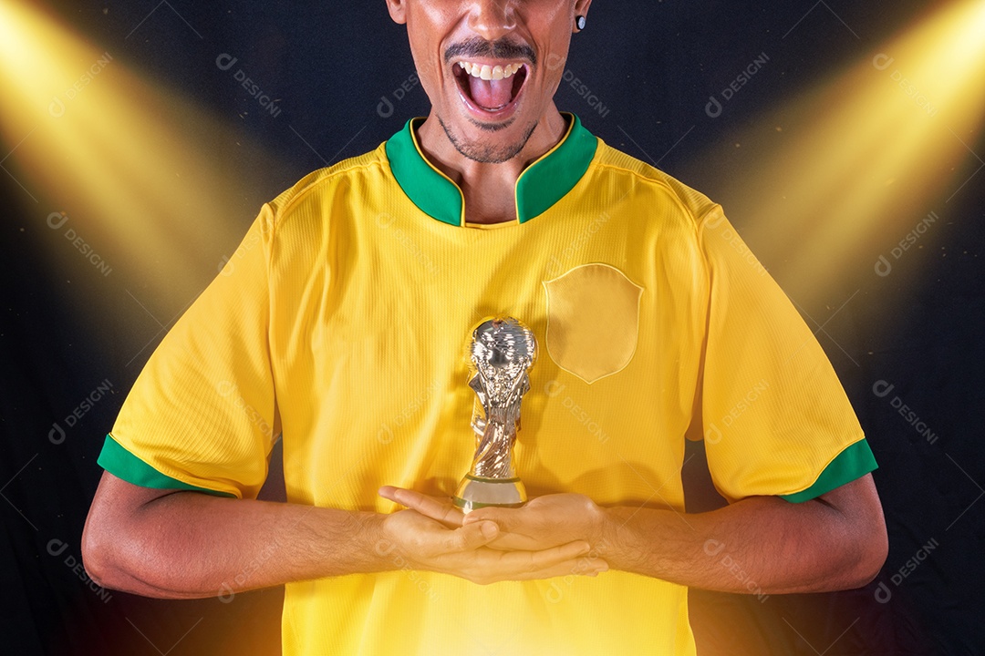 ogador negro de futebol brasileiro segurando o troféu vencedor