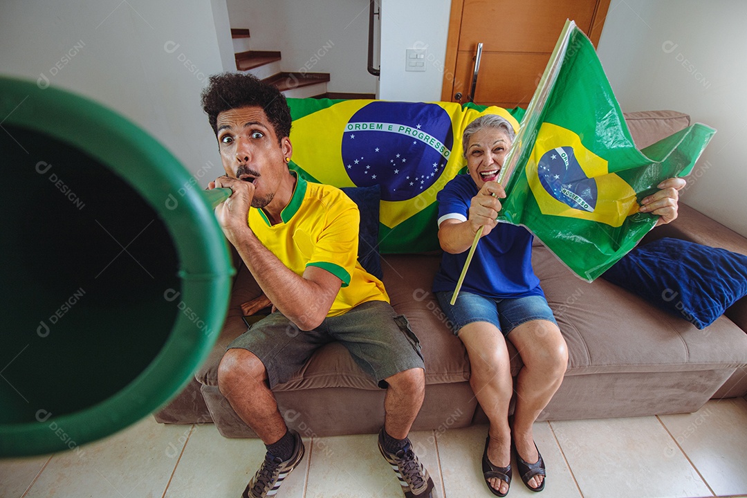 Mãe e filho comemorando a Copa na sala