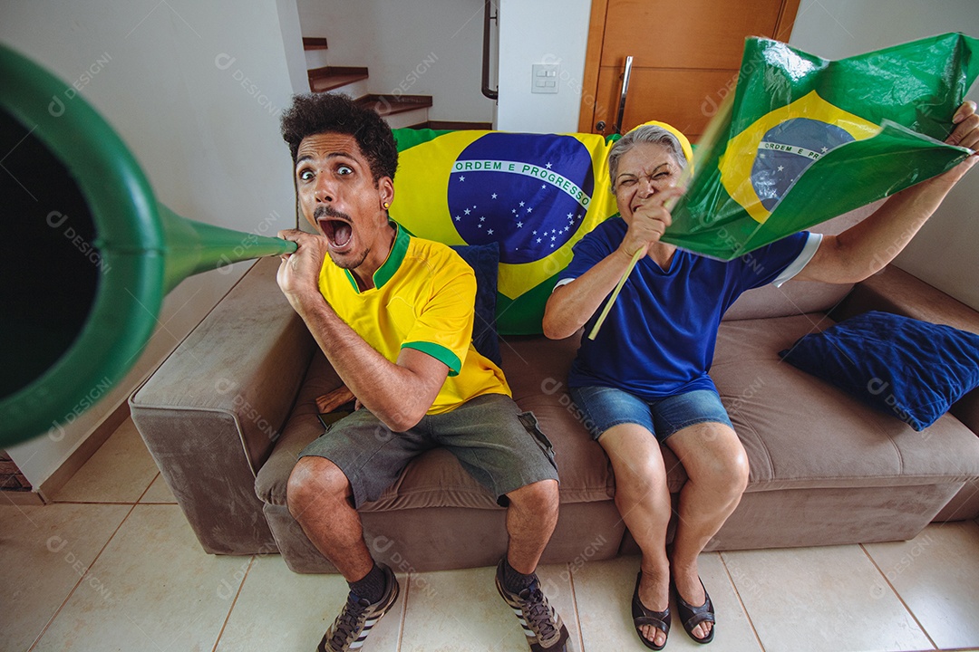Mãe e filho comemorando a Copa na sala