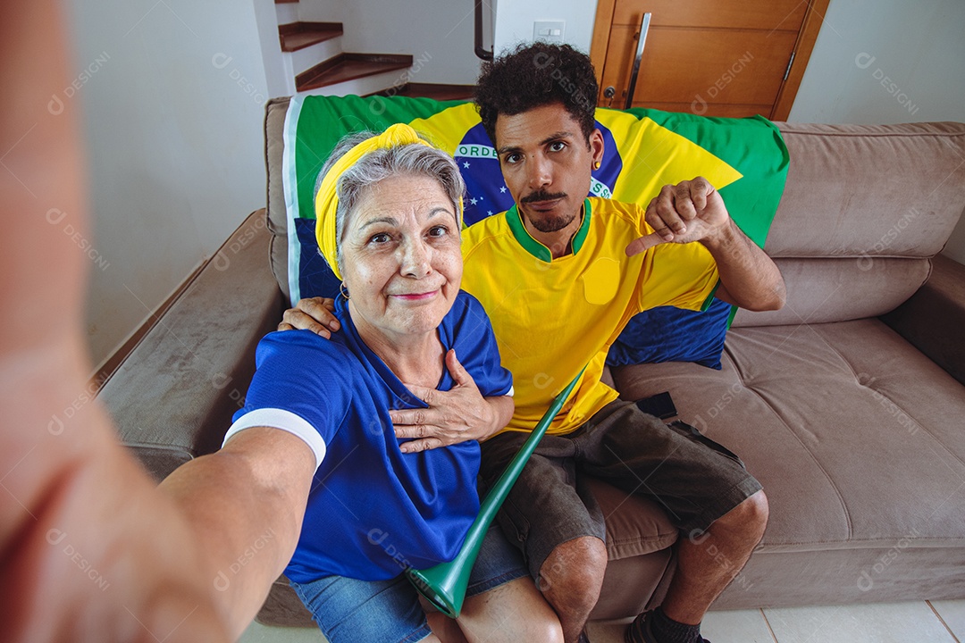 Mãe e filho comemorando a Copa na sala