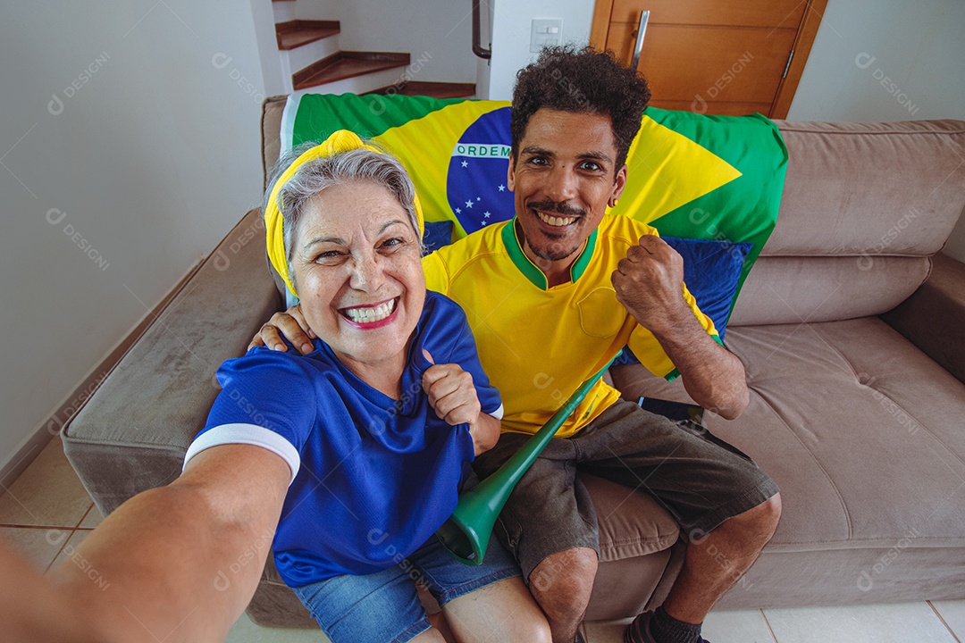 Mãe e filho comemorando a Copa na sala