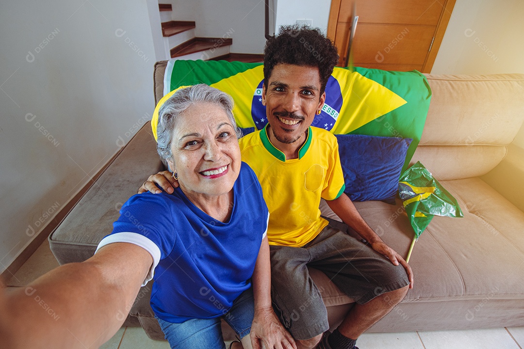 Mãe e filho comemorando a Copa na sala