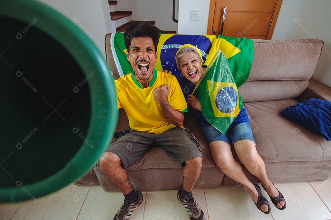 Mãe e filho comemorando a Copa na sala