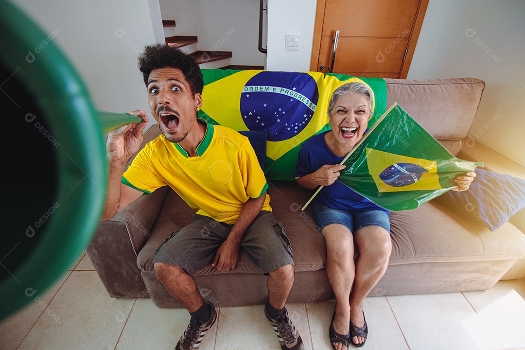 Mãe e filho comemorando a Copa na sala