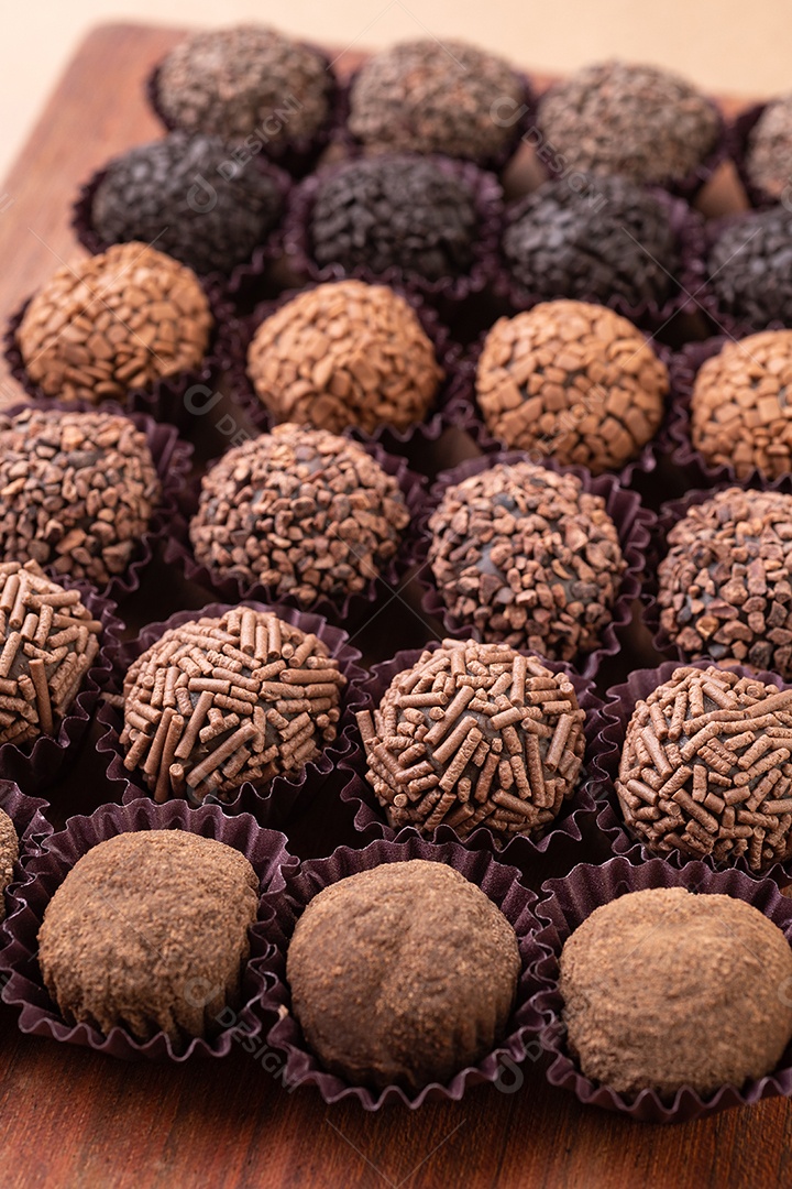 Detalhe de típicos brigadeiros brasileiros, vários sabores.