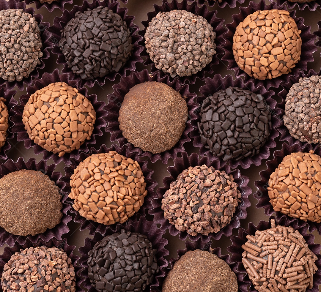 Detalhe de típicos brigadeiros brasileiros, vários sabores.