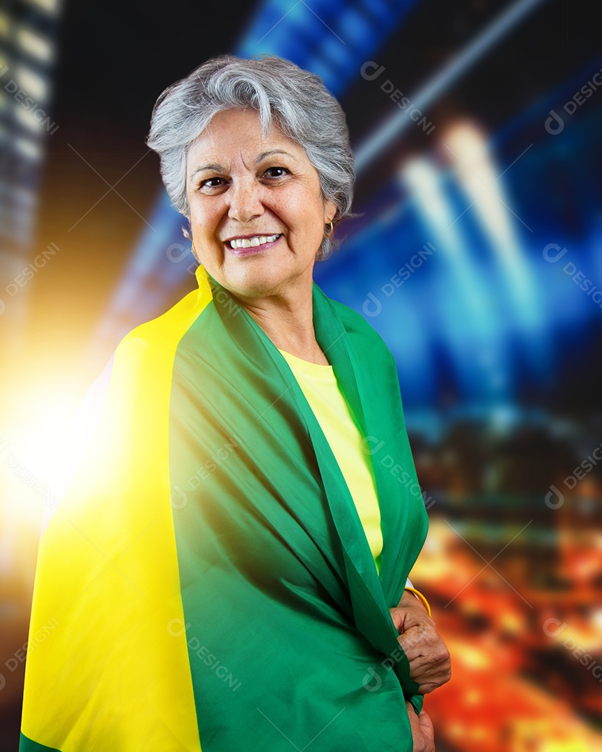 Mulher sênior com a bandeira do Brasil