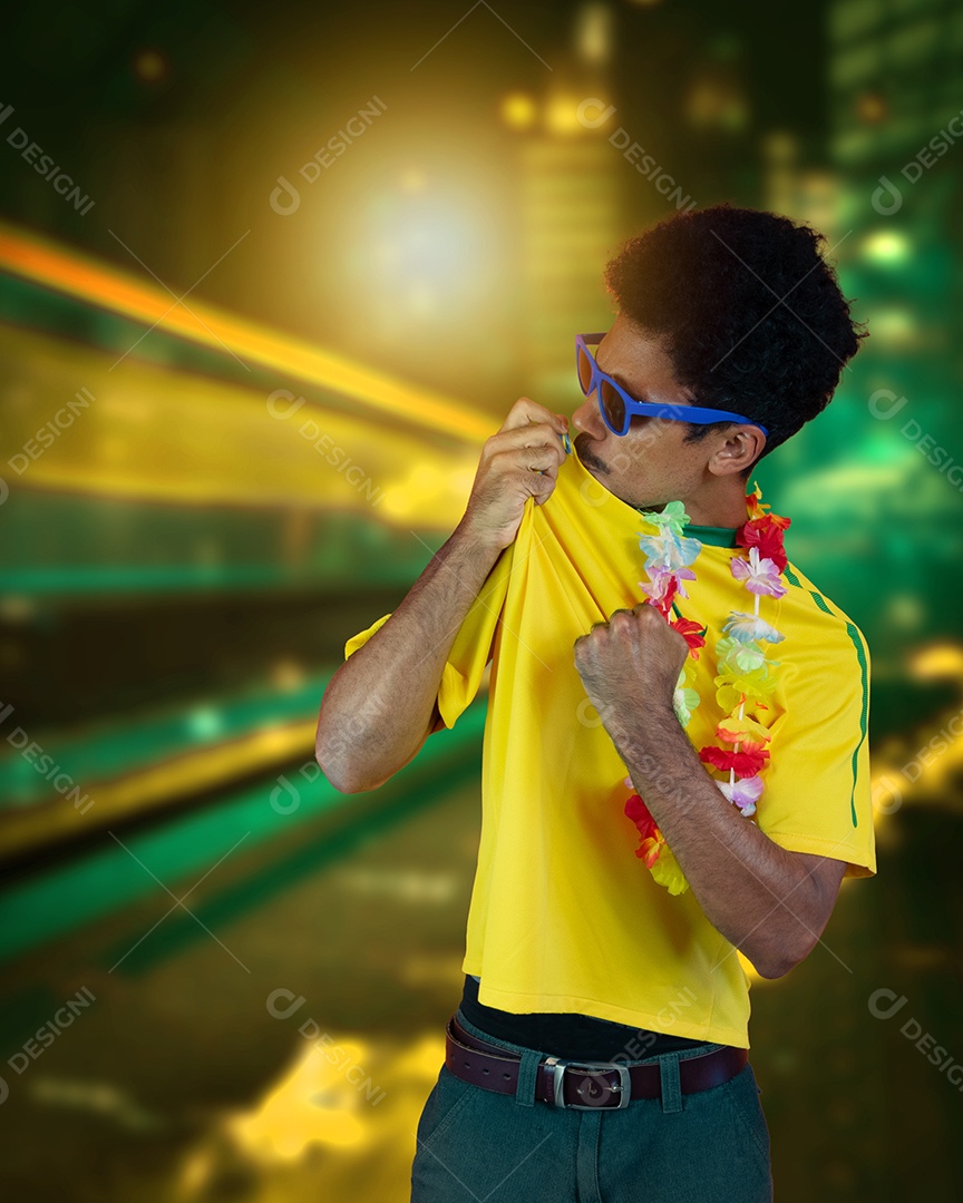 Homem afro brasileiro com time de futebol de camisa amarela para a copa 2022