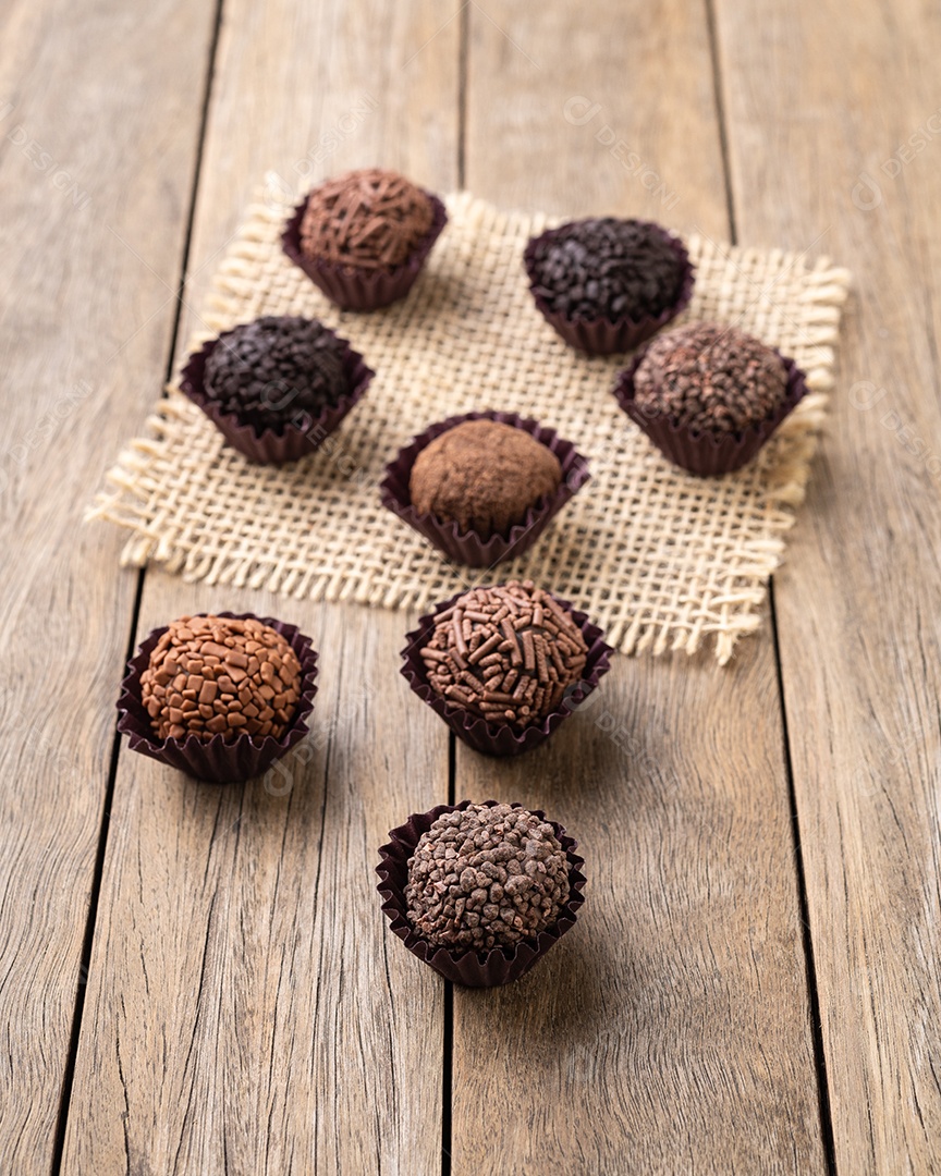 Típicos brigadeiros de chocolate brasileiros sobre mesa de madeira