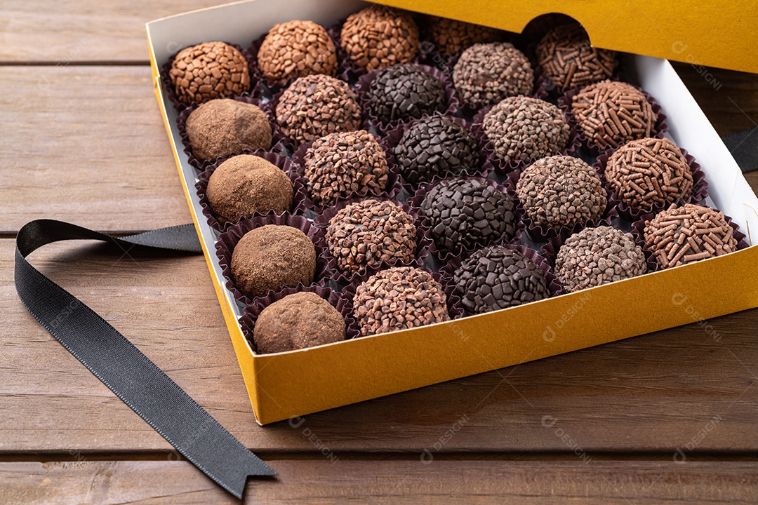 Brigadeiros típicos brasileiros, vários sabores em caixa aberta para presente.