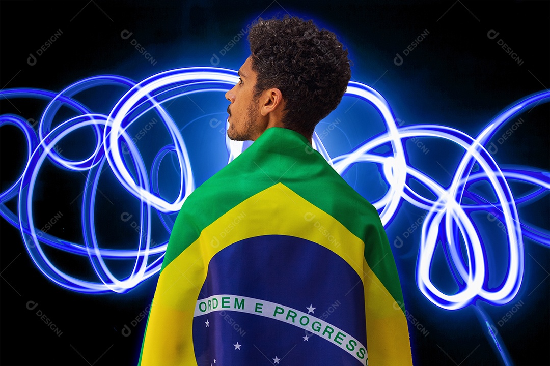 Homem afro brasileiro com time de futebol de camisa amarela para a copa 2022