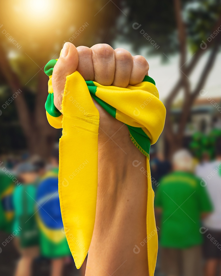 Segurando fitas verdes e amarelas da bandeira do Brasil isoladas