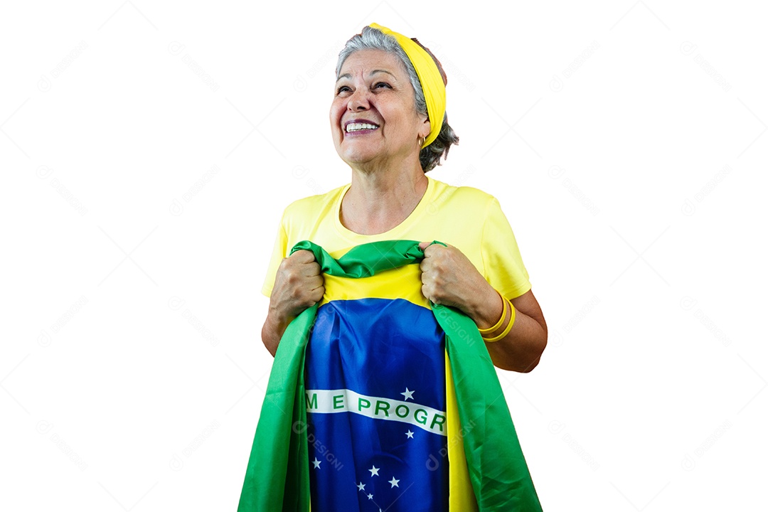 Mulher sênior com a bandeira do Brasil isolada no fundo branco
