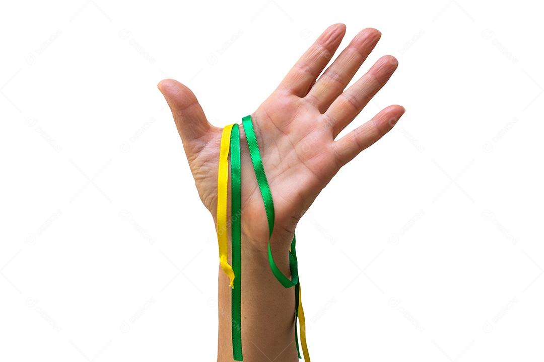 Bandeira e imagem do Dia da Independência. Segurando a fita verde e amarela