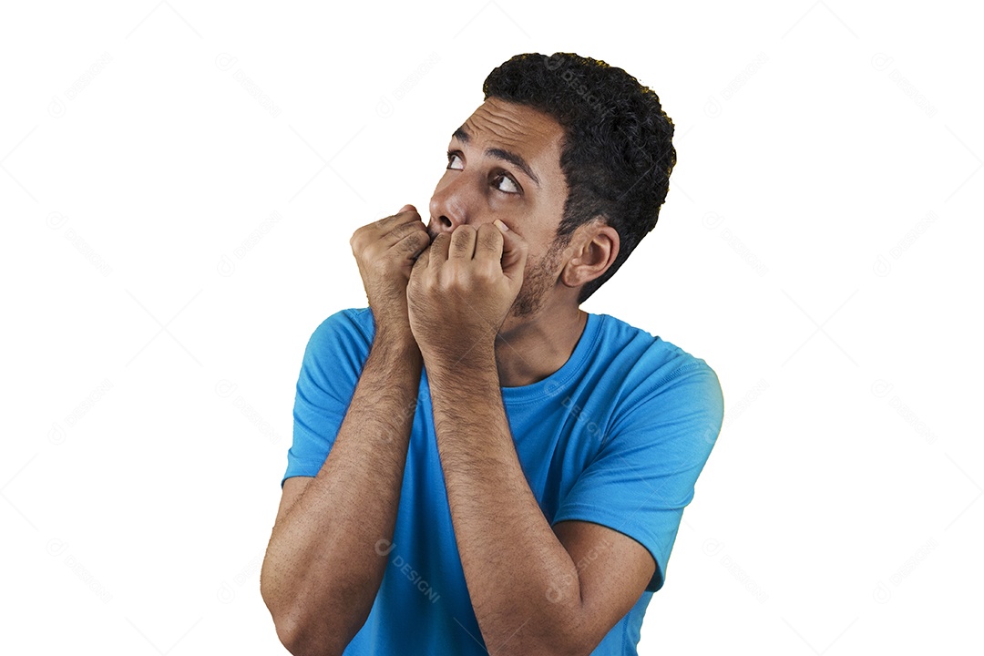 Homem negro com camisa azul isolada.