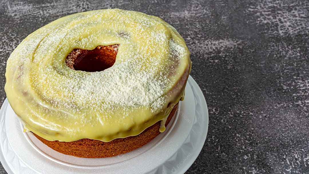 Delicioso bolo caseiro com cobertura cremosa