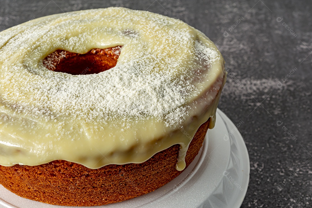 Delicioso bolo caseiro com cobertura cremosa