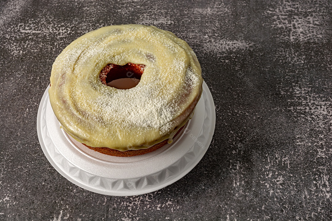 Delicioso bolo caseiro com cobertura cremosa