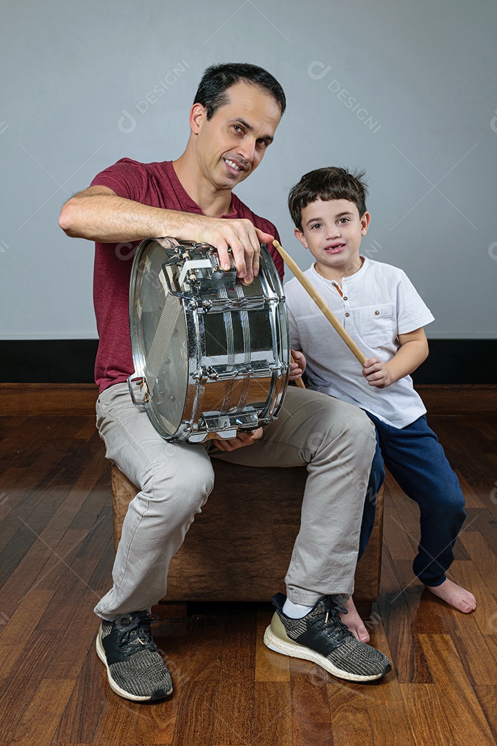 Pai 44 anos ensinando ao filho 7 anos o primeiro