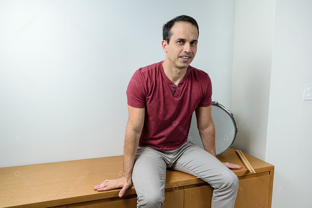 Homem jovem sentado sobre sofá sobre conforto de sua casa