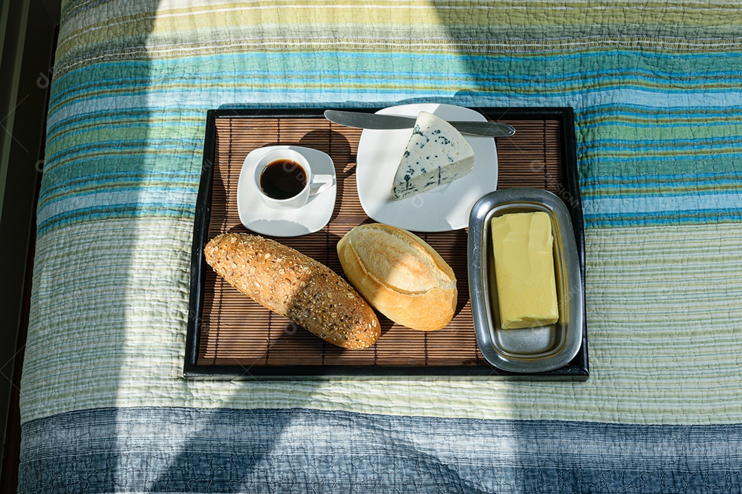 Passe o pão, a baguete multigrãos, a espátula e a manteiga