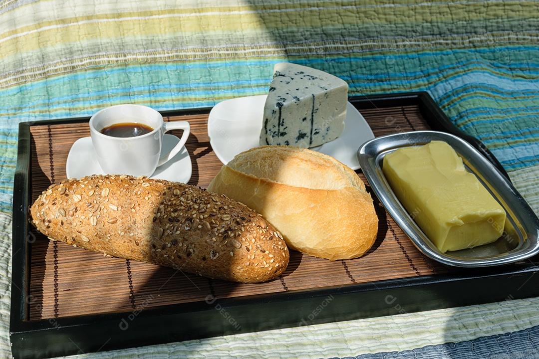 Passe o pão, a baguete multigrãos, a espátula e a manteiga