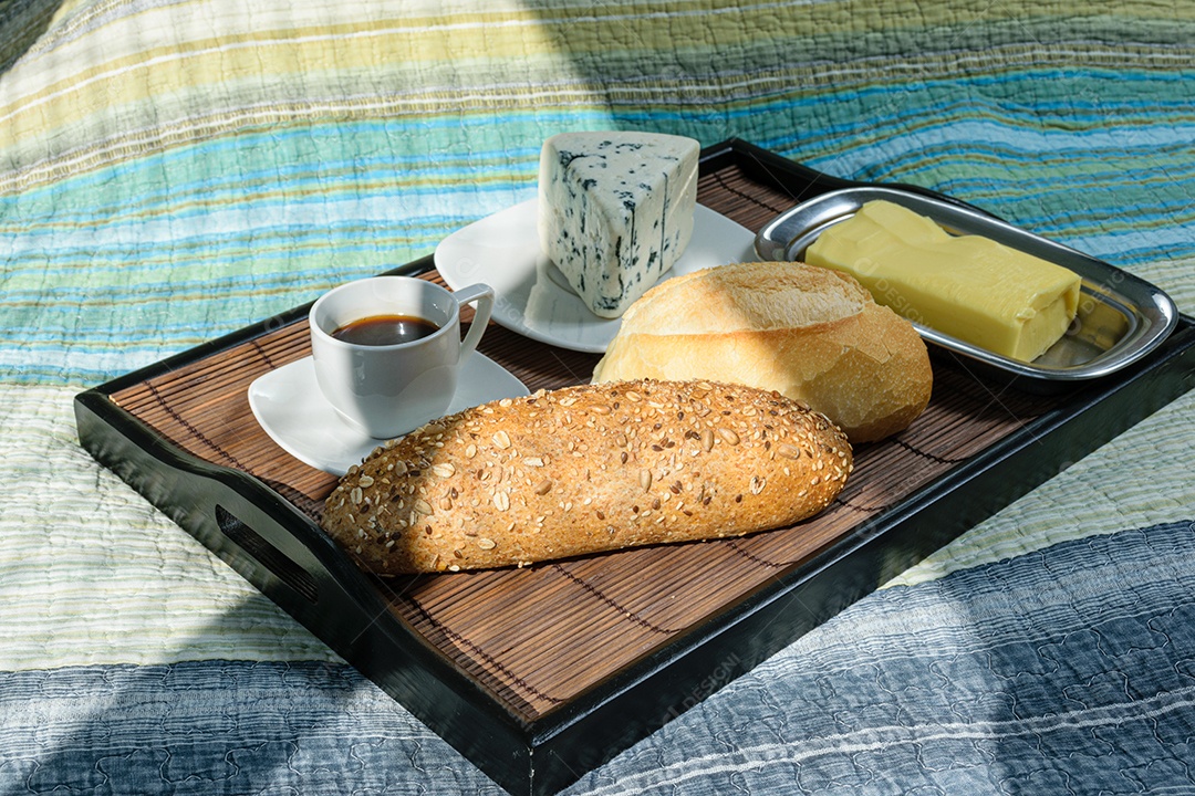 Passe o pão, a baguete multigrãos, a espátula e a manteiga