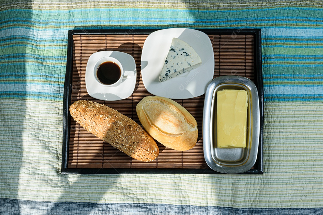 Passe o pão, a baguete multigrãos, a espátula e a manteiga