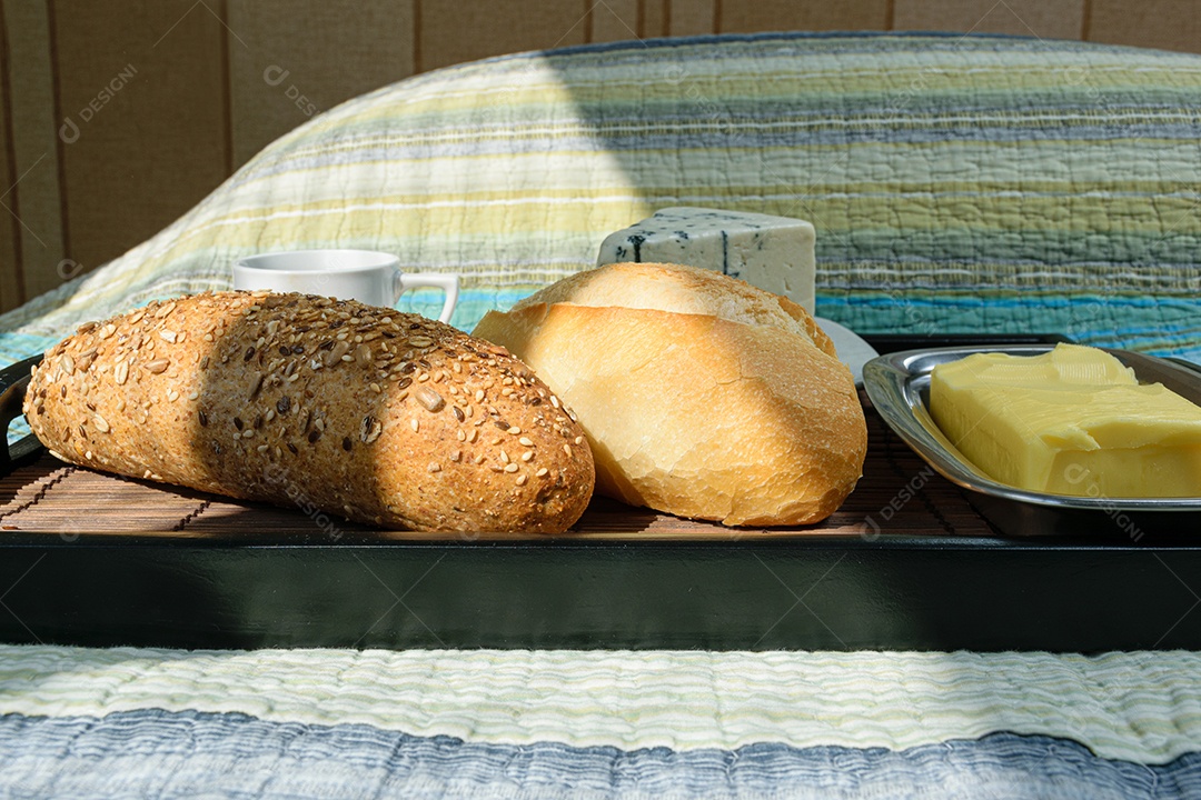 Passe o pão, a baguete multigrãos, a espátula e a manteiga