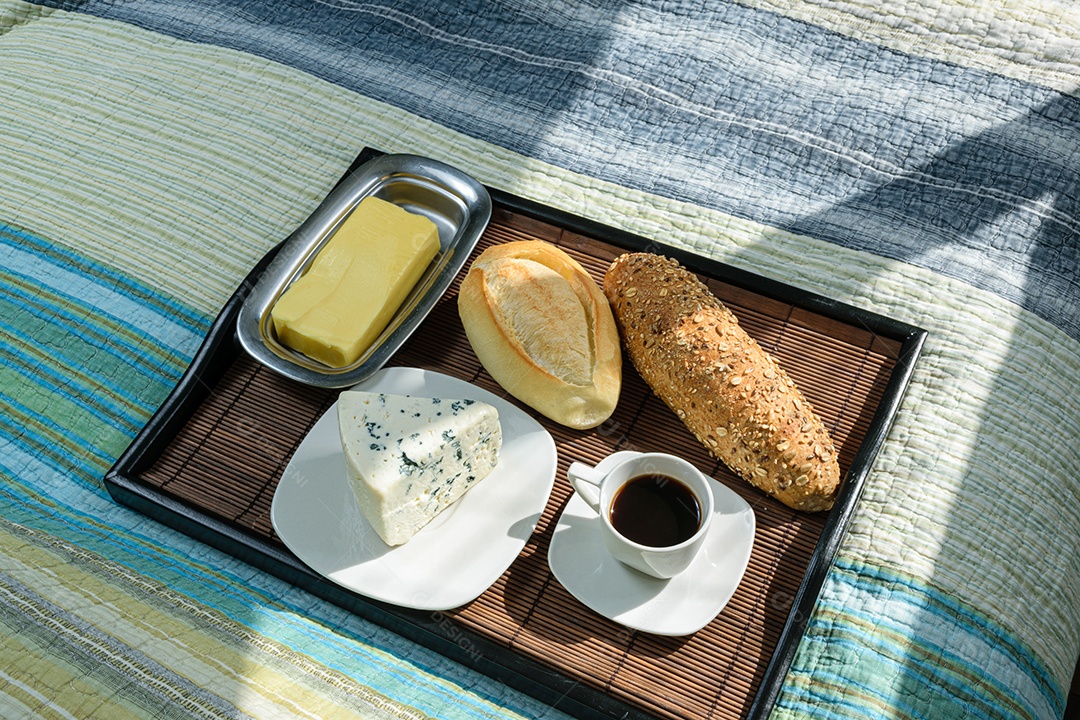 Passe o pão, a baguete multigrãos, a espátula e a manteiga