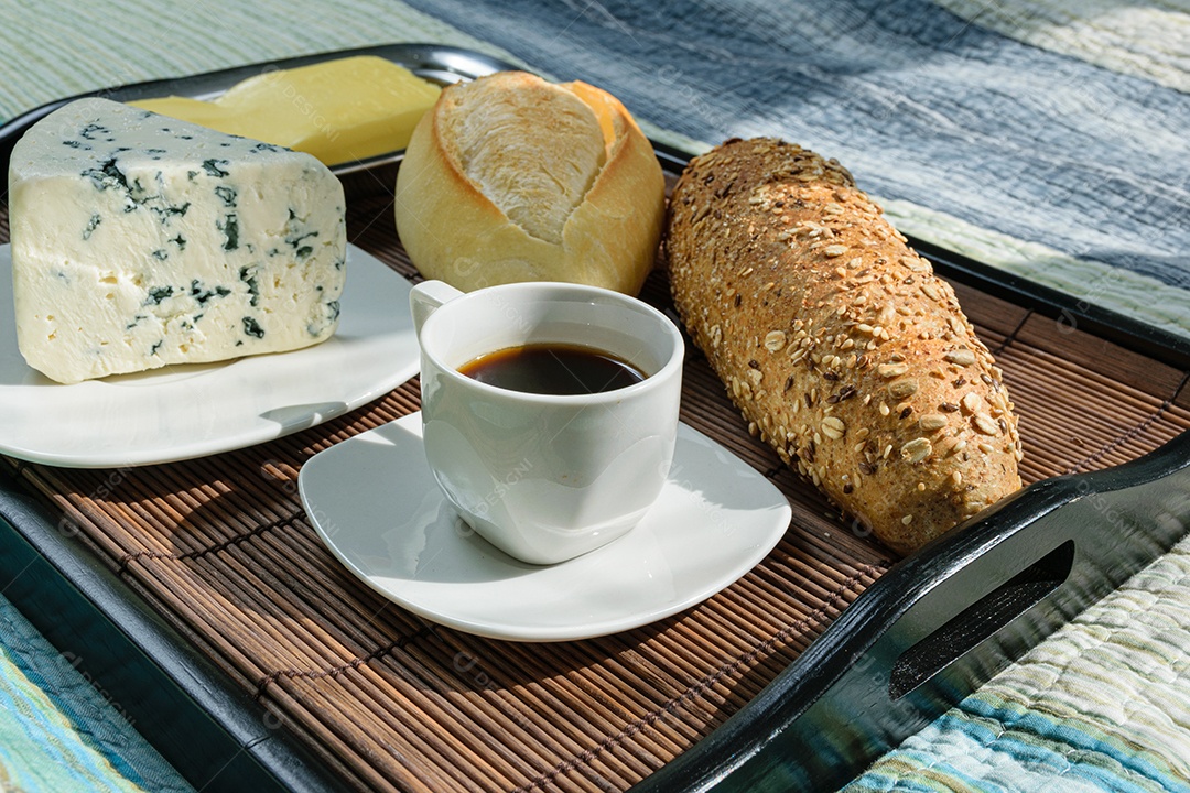 Passe o pão, a baguete multigrãos, a espátula e a manteiga