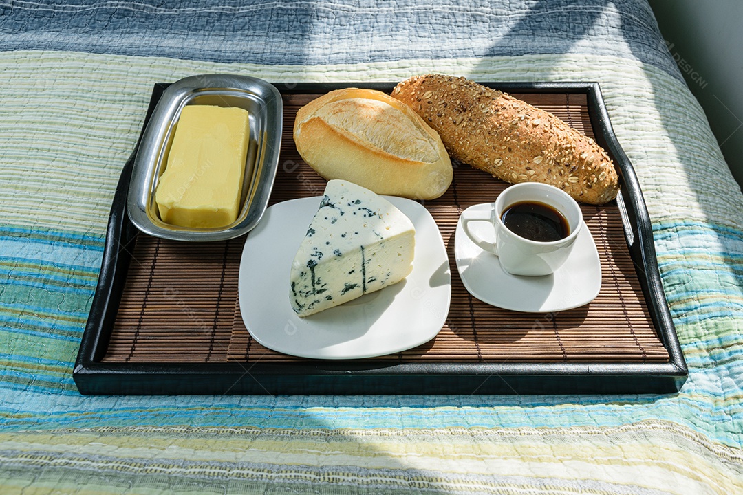 Passe o pão, a baguete multigrãos, a espátula e a manteiga
