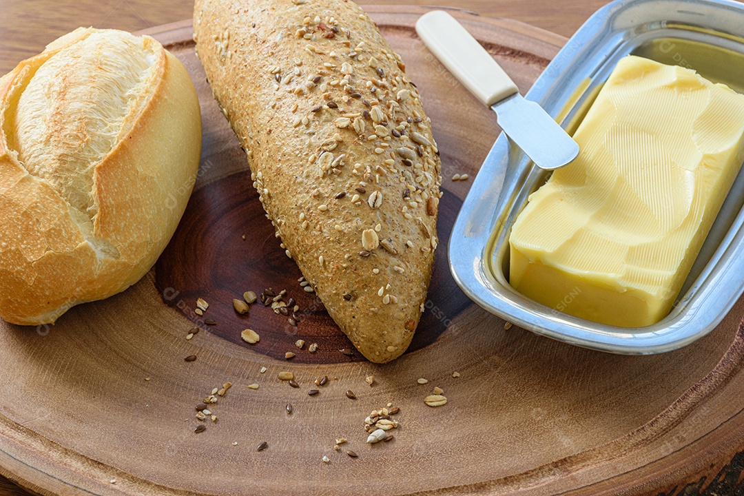 Passe o pão, a baguete multigrãos, a espátula e a manteiga