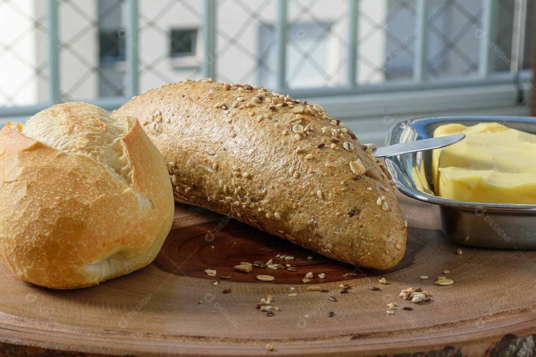Passe o pão, a baguete multigrãos, a espátula e a manteiga