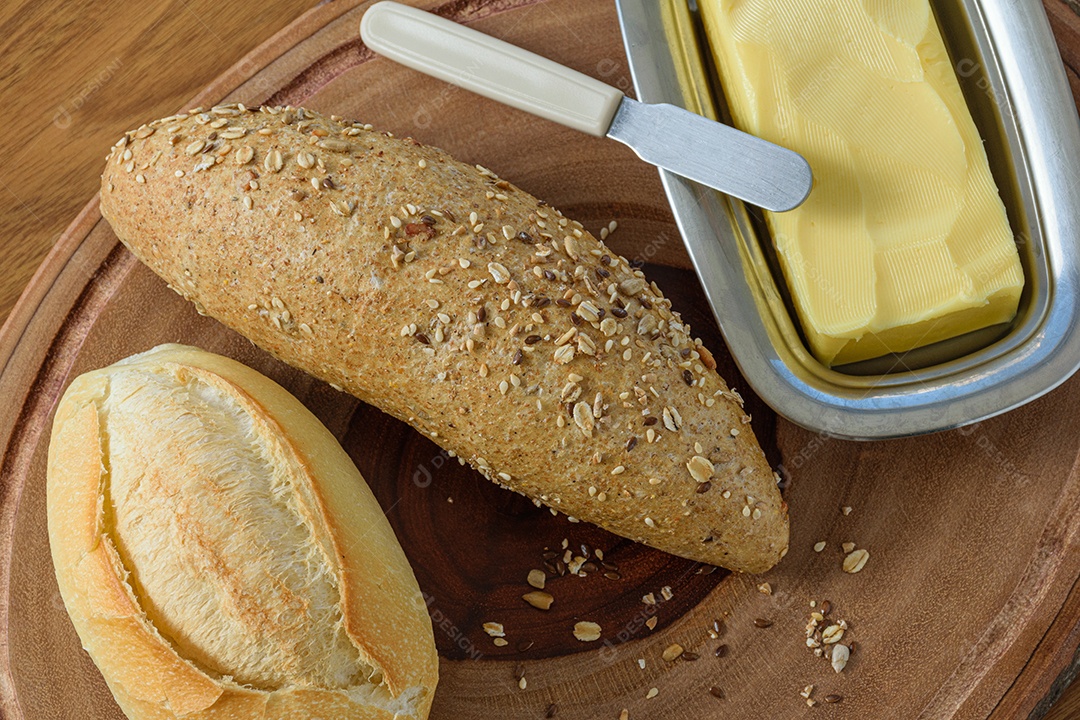 Passe o pão, a baguete multigrãos, a espátula e a manteiga