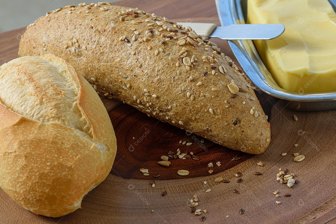 Passe o pão, a baguete multigrãos, a espátula e a manteiga