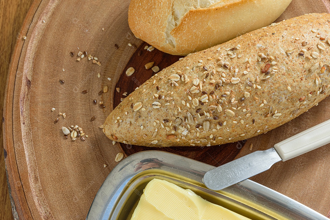 Passe o pão, a baguete multigrãos, a espátula e a manteiga
