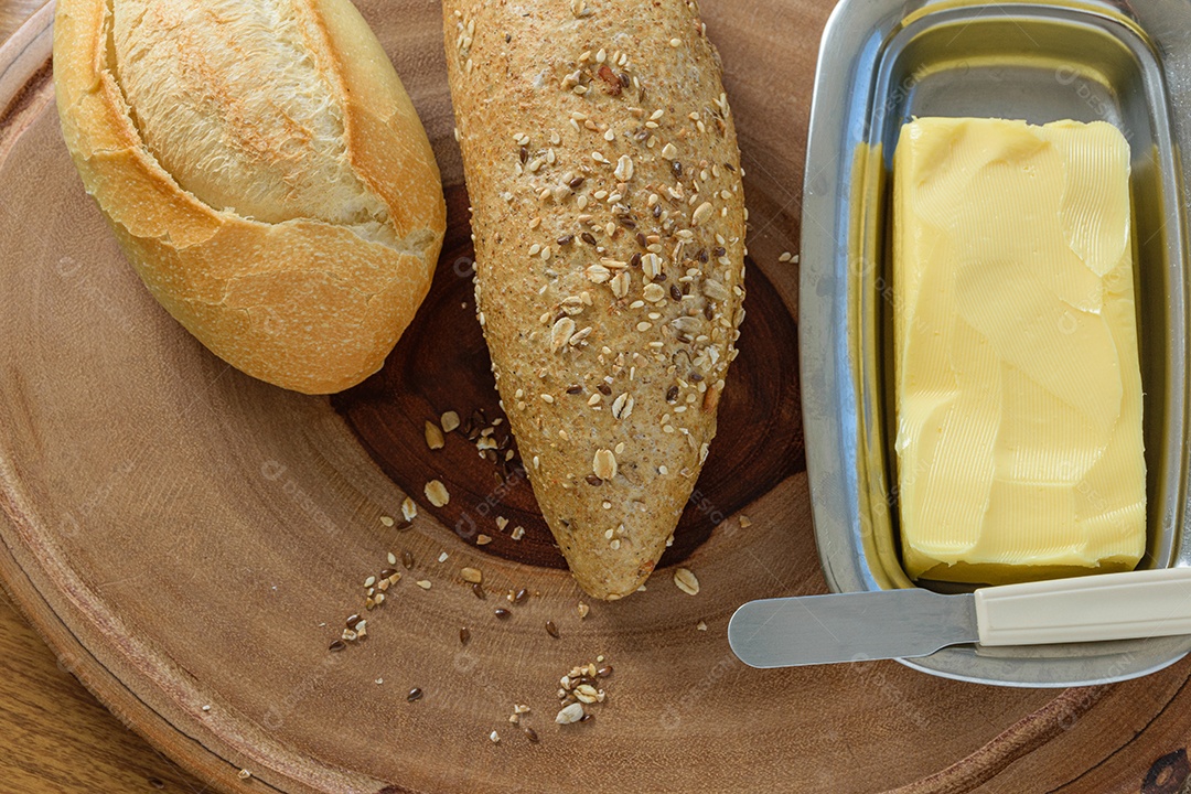 Passe o pão, a baguete multigrãos, a espátula e a manteiga