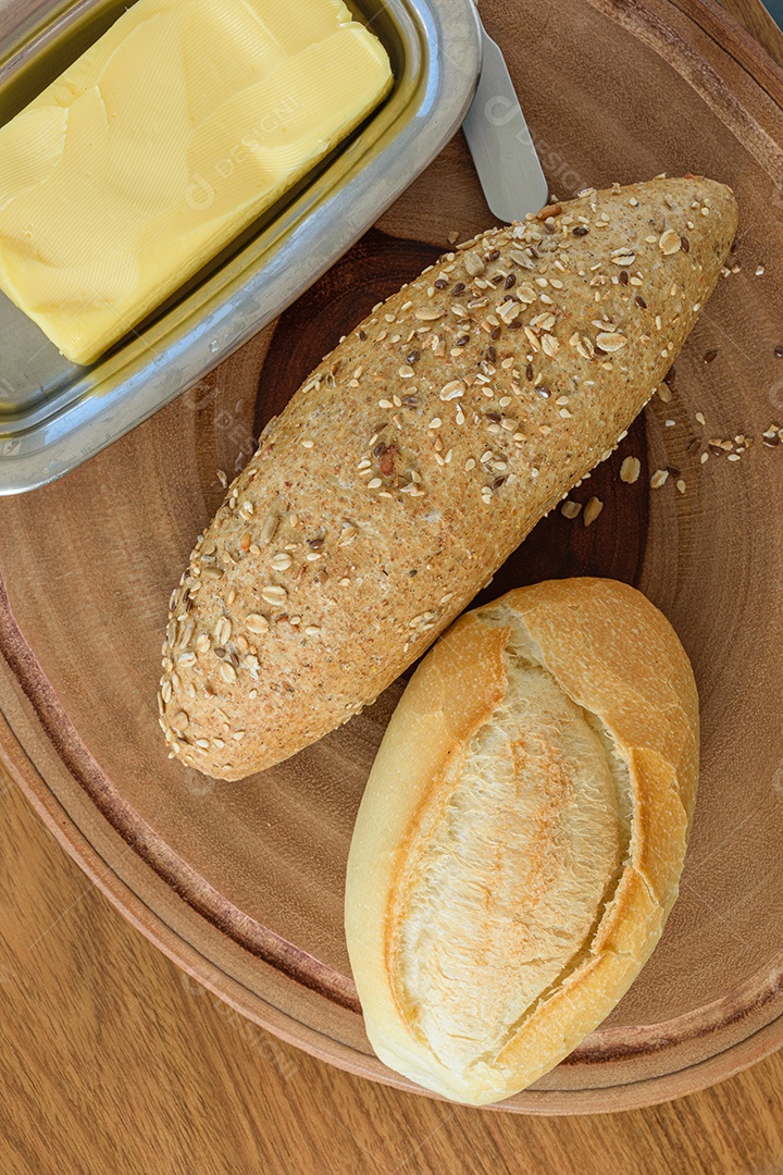 Passe o pão, a baguete multigrãos, a espátula e a manteiga