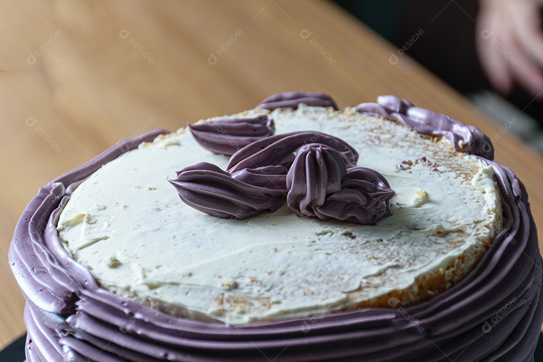 Bolo com creme de manteiga roxo à espera de um confeiteiro