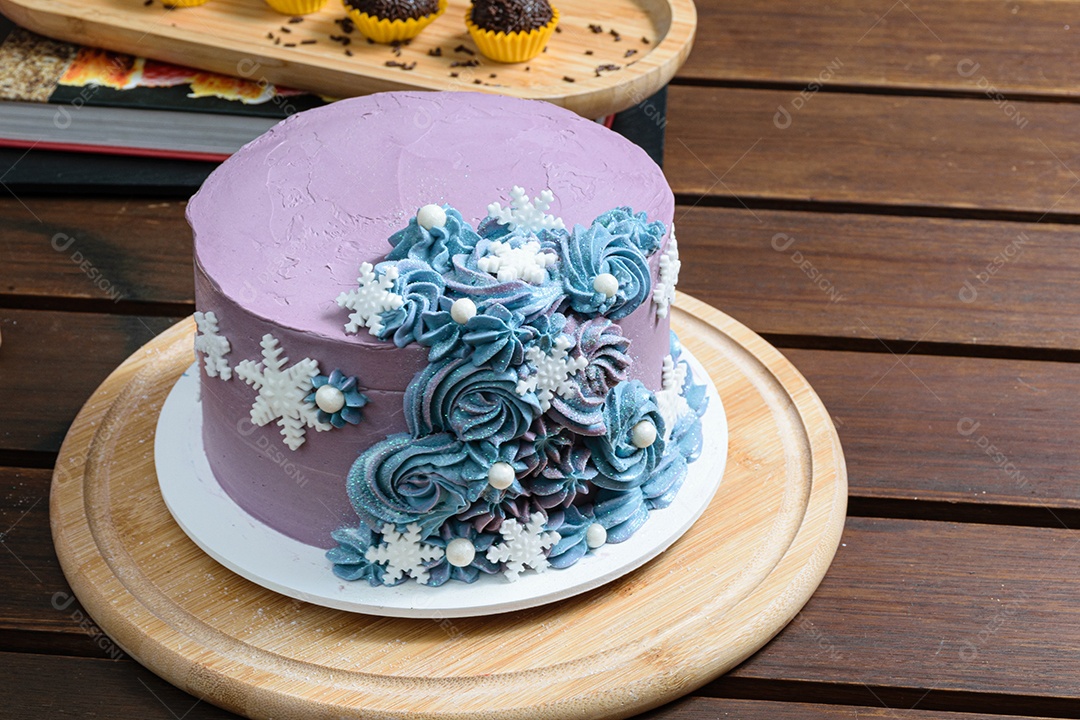 Bolo de creme de manteiga decorado com flocos de neve e pérolas com brigadeiro