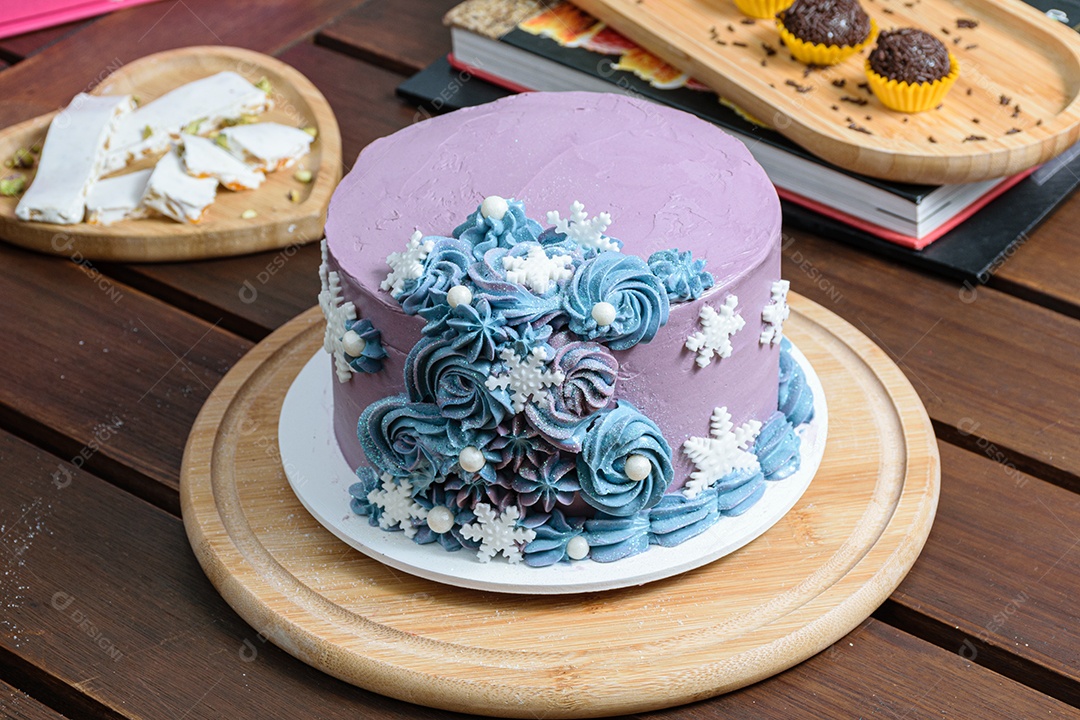 Bolo de buttercream decorado com flocos de neve e pérolas com brigadeiro