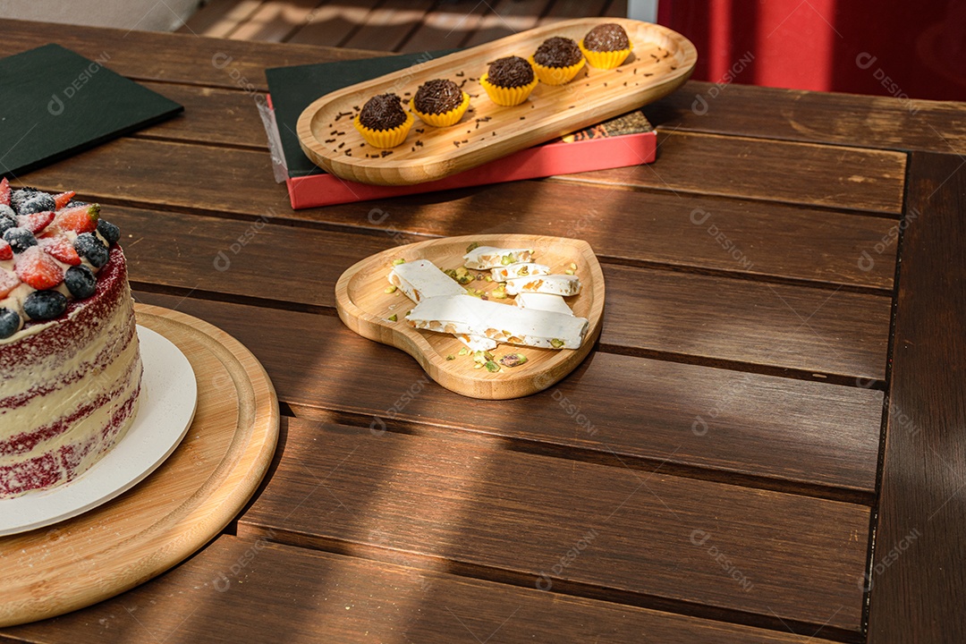 Comida com pistache em um prato em forma de coração