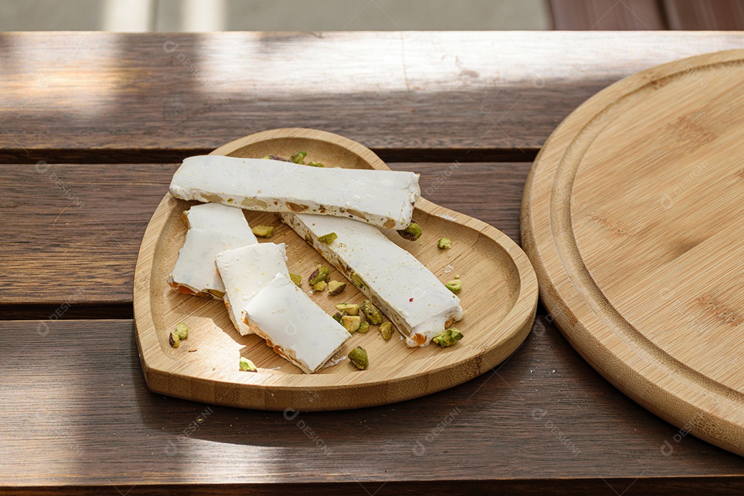 Comida com pistache em um prato em forma de coração