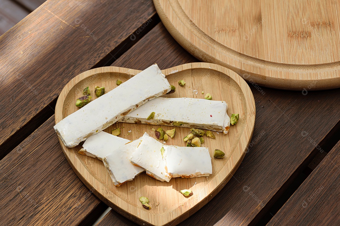 Comida com pistache em um prato em forma de coração