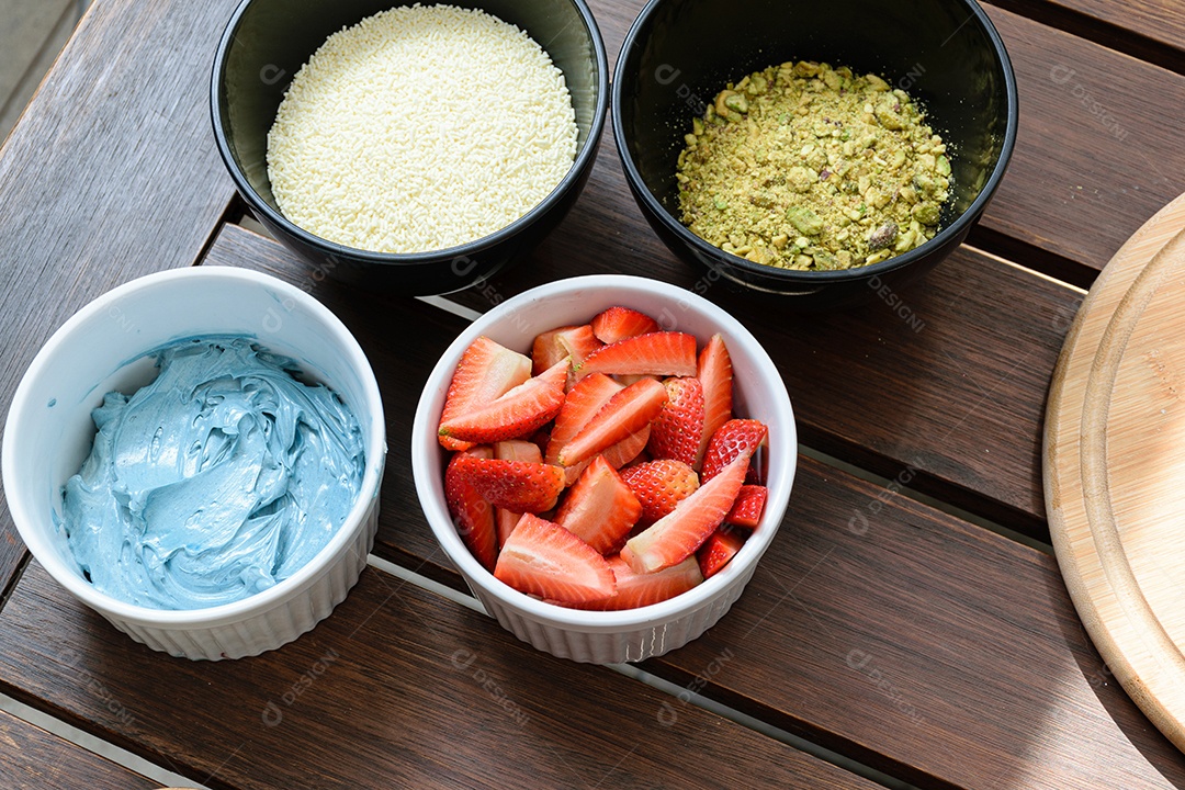 Ingredientes para o bolo, morangos, creme de manteiga azul, granulado de chocolate branco