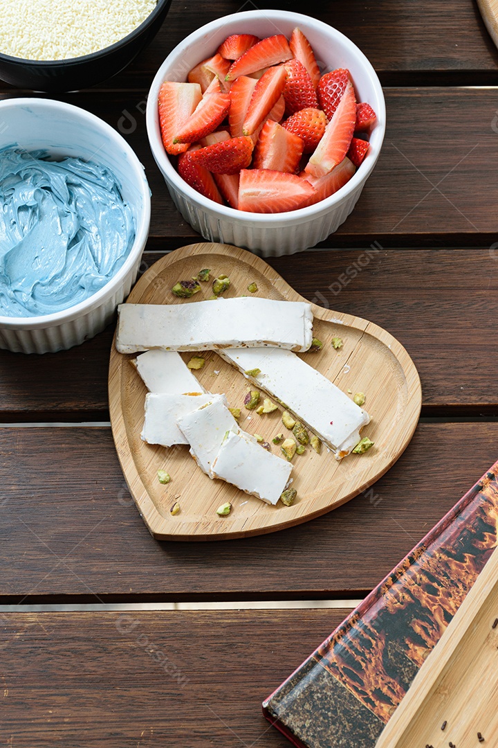 Ingredientes para o bolo, morangos, creme de manteiga azul, granulado de chocolate branco