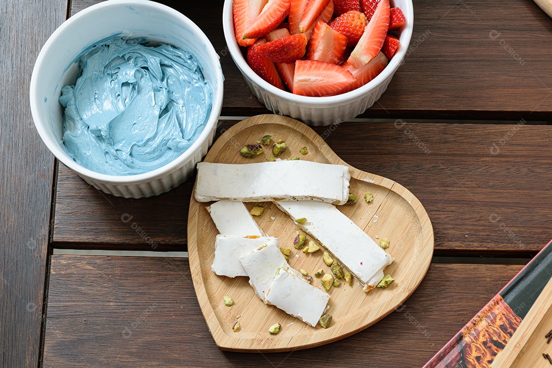 Ingredientes para o bolo, morangos, creme de manteiga azul, granulado de chocolate branco